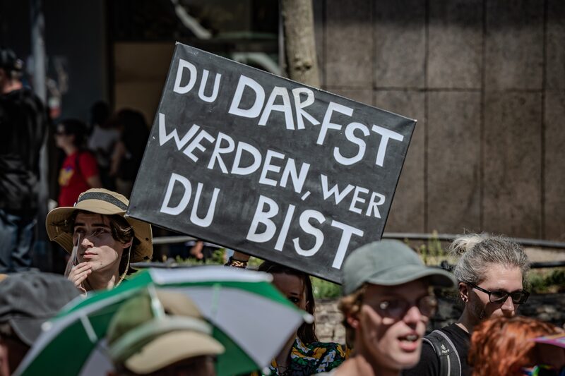Selbstgemaltes Schild mit der Aufschrift Du darfst werden, wer du bist