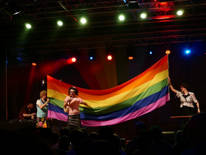 Die Gaga Ladies spannen eine große Regenbogenfahne über die Bühne